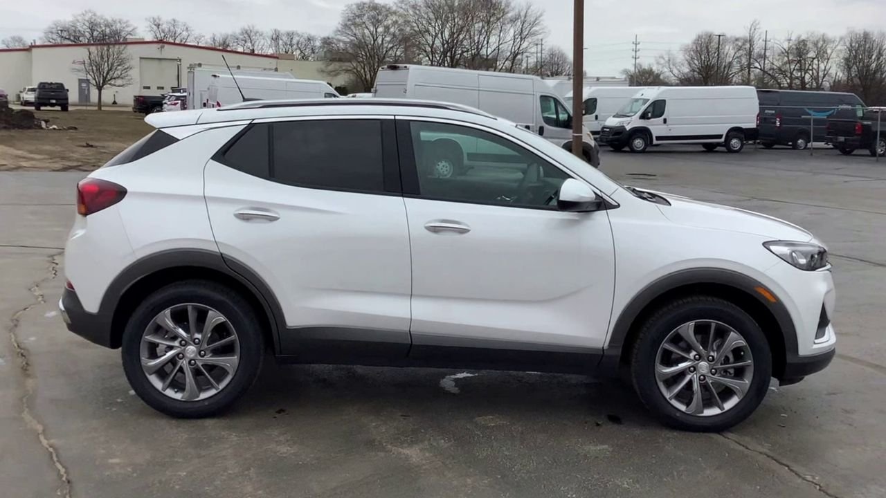 Used 2023 Off-white Buick Essence image 9