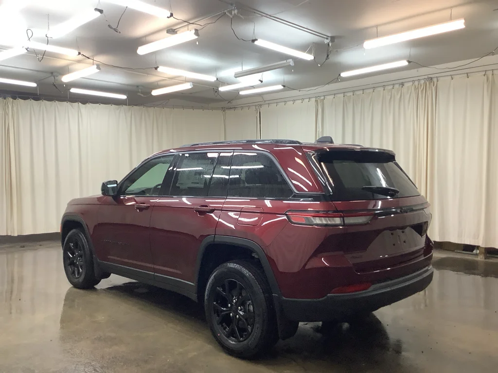 New 2026 Velvet Red Pearl-Coat Exterior Paint Jeep Laredo image 8