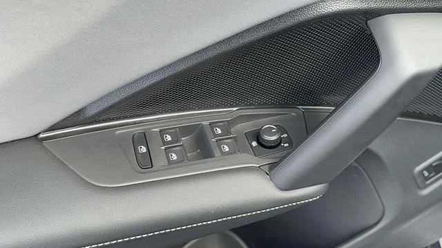 2025 Volkswagen Tiguan SE - Photo 29