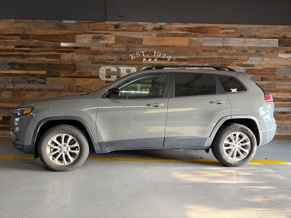 Used 2022 Gray Clearcoat Jeep Latitude Lux image 11