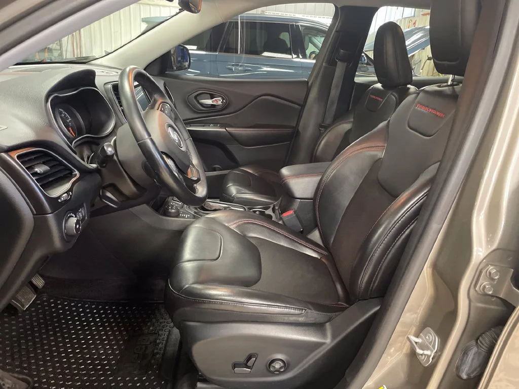 Used 2019 Beige Jeep Trailhawk image 14