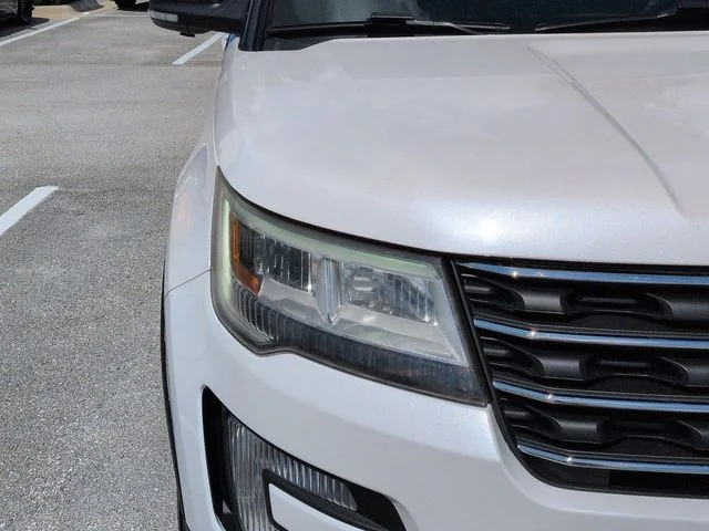 Certified Used 2017 White Platinum Clearcoat Metallic Ford XLT image 10