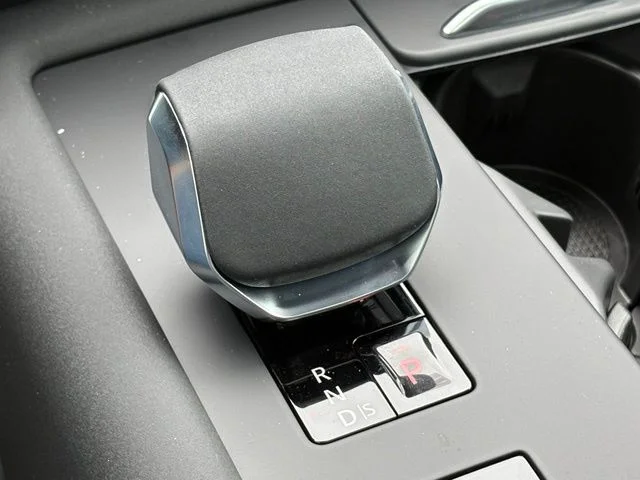 New 2026 Carpathian Grey Land Rover Dynamic SE image 31