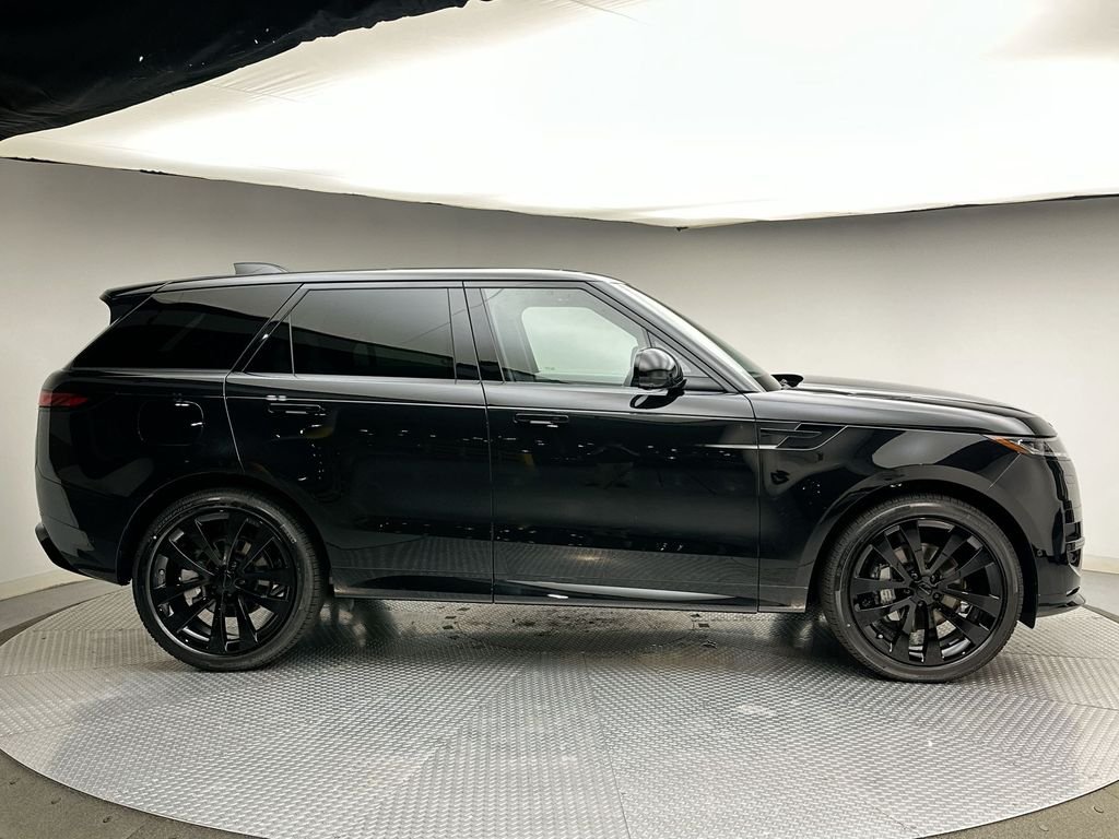 New 2026 Santorini Black Metallic Land Rover Dynamic SE image 4