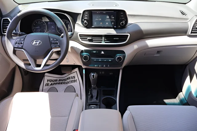 Used 2020 Silver Hyundai SE image 11