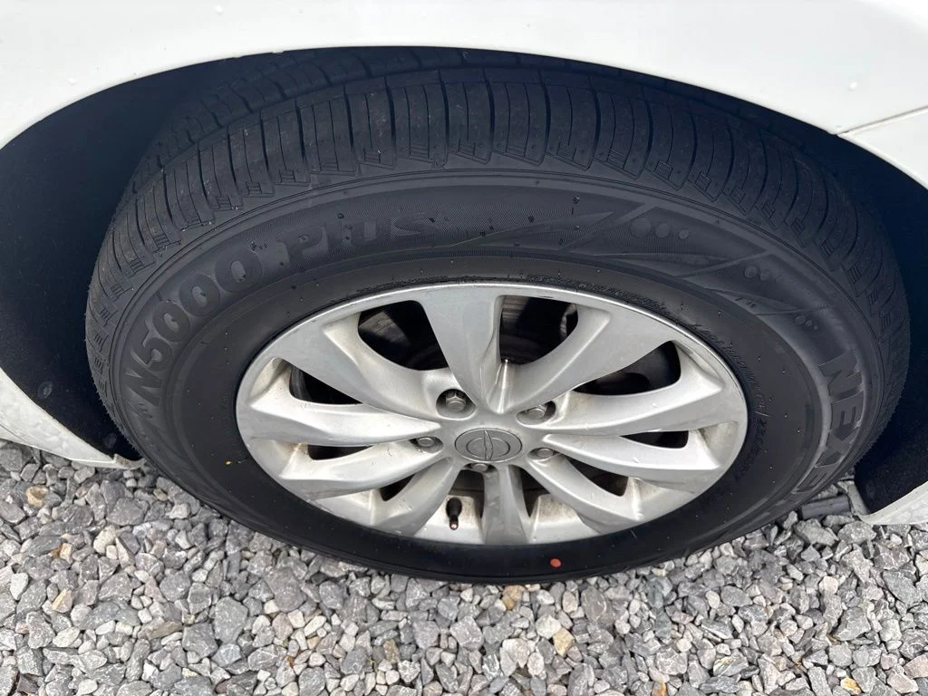 Used 2018 White Chrysler Touring L image 5