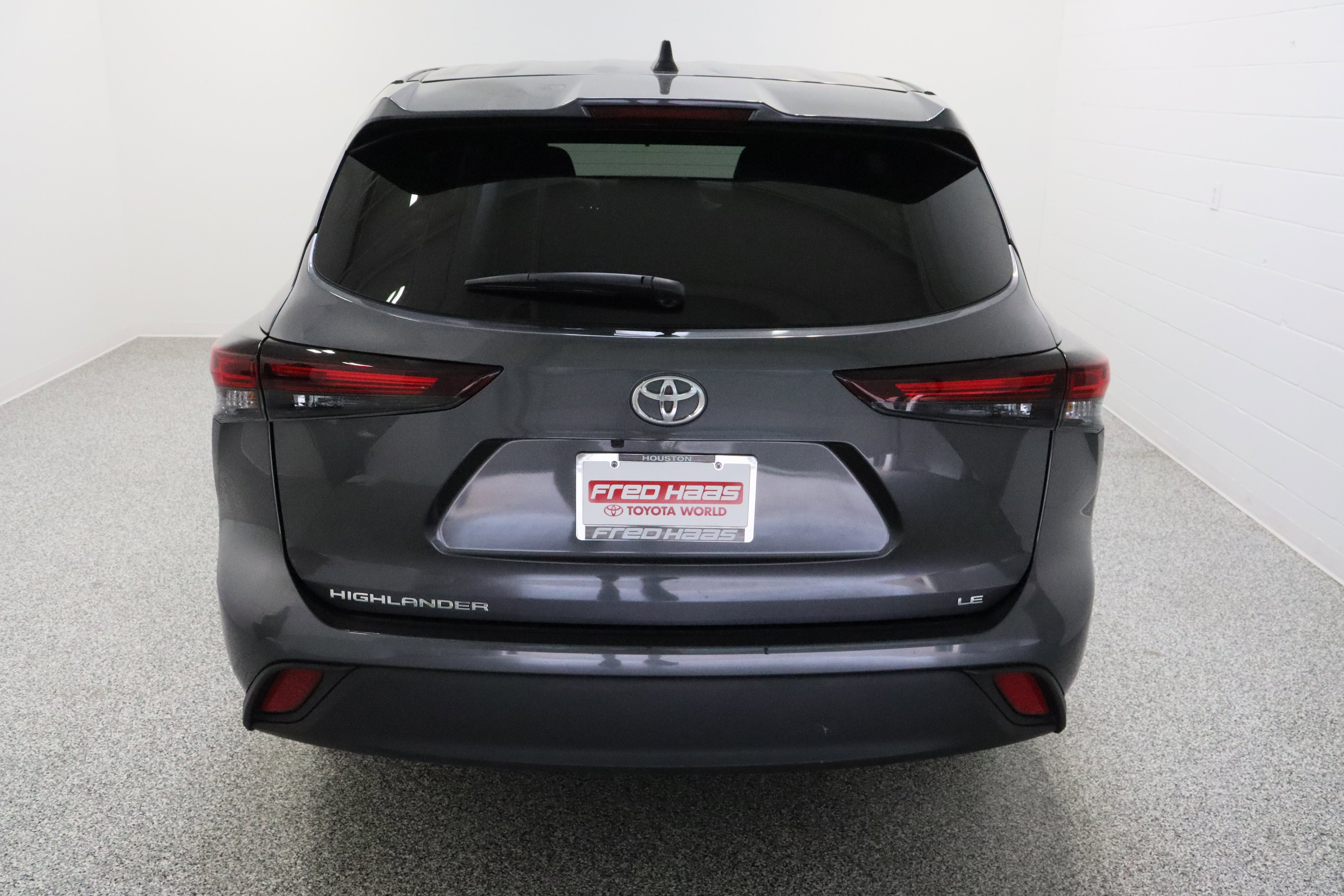 2025 Toyota Highlander LE - Photo 8