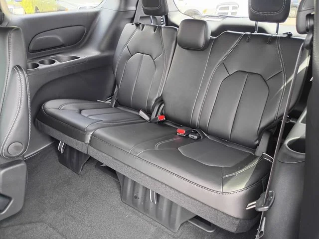 New 2026 Diamond Black Crystal Pearl-Coat Exterior Paint Chrysler Select image 22