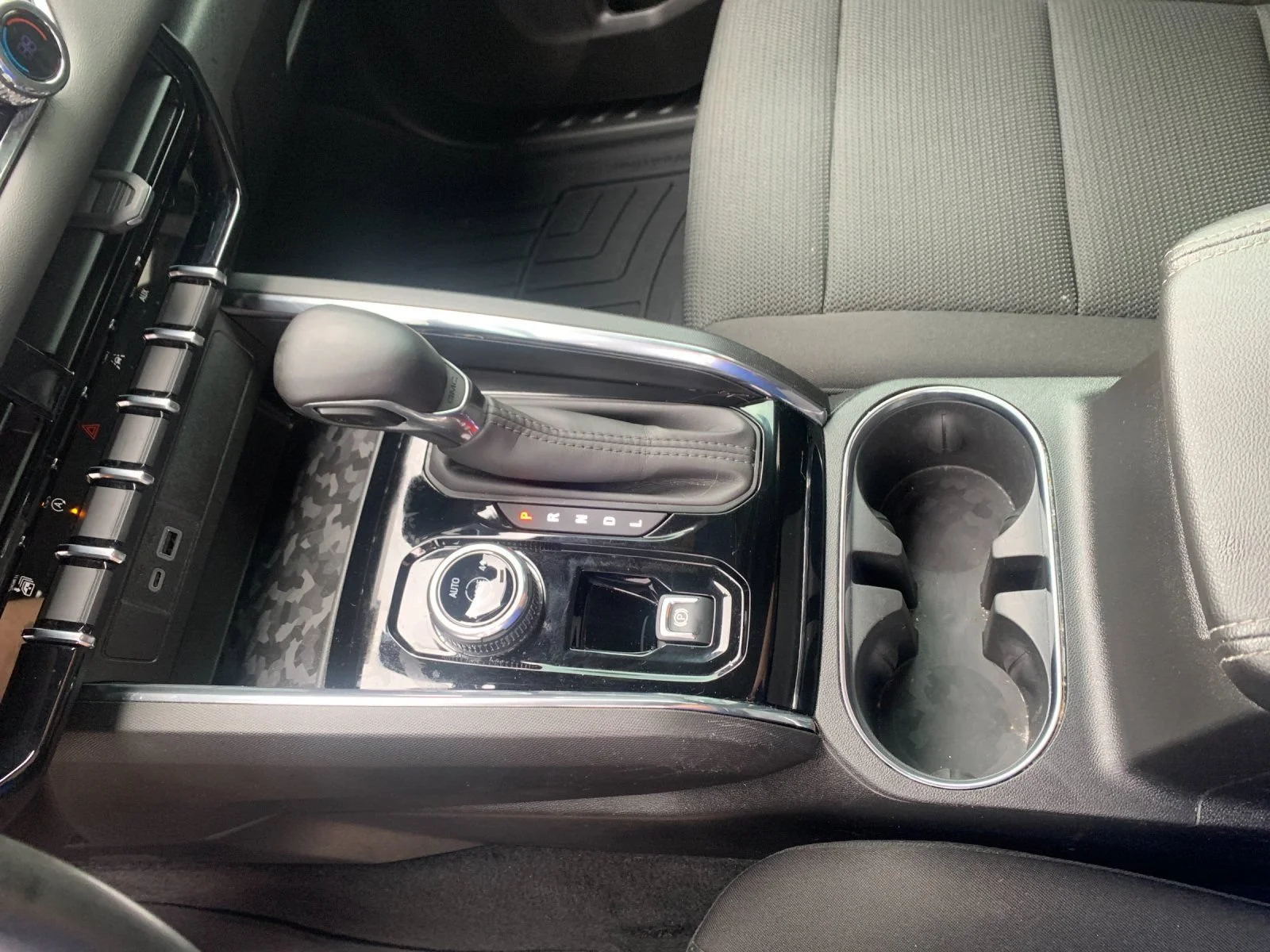 Used 2025 Sterling Metallic GMC Elevation image 23