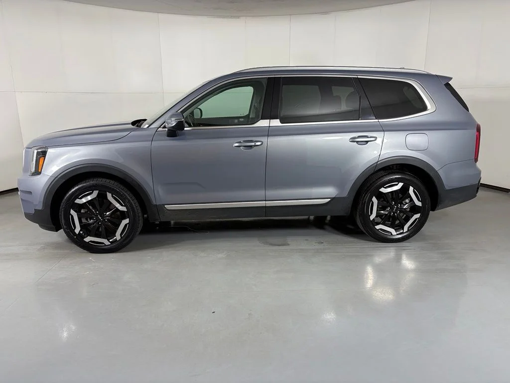 Used 2025 Silver Kia S image 5
