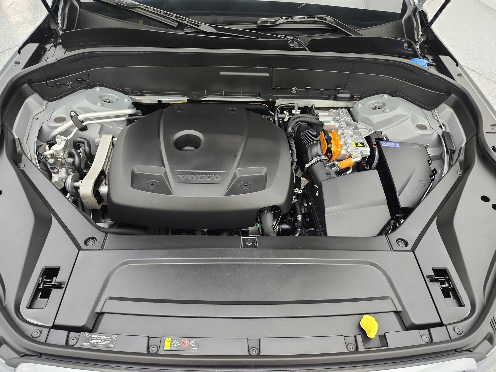Used 2024 Vapour Grey Metallic Volvo T8 eAWD PHEV Plus 6P image 17