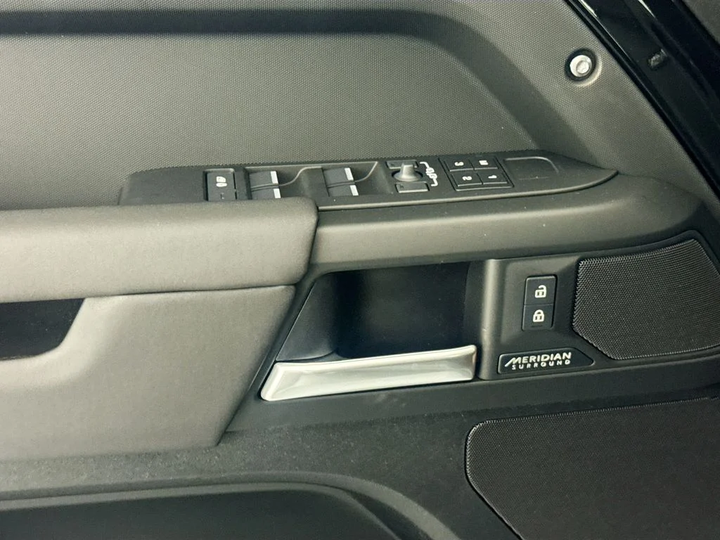 New 2026 Santorini Black Land Rover X-Dynamic SE image 16