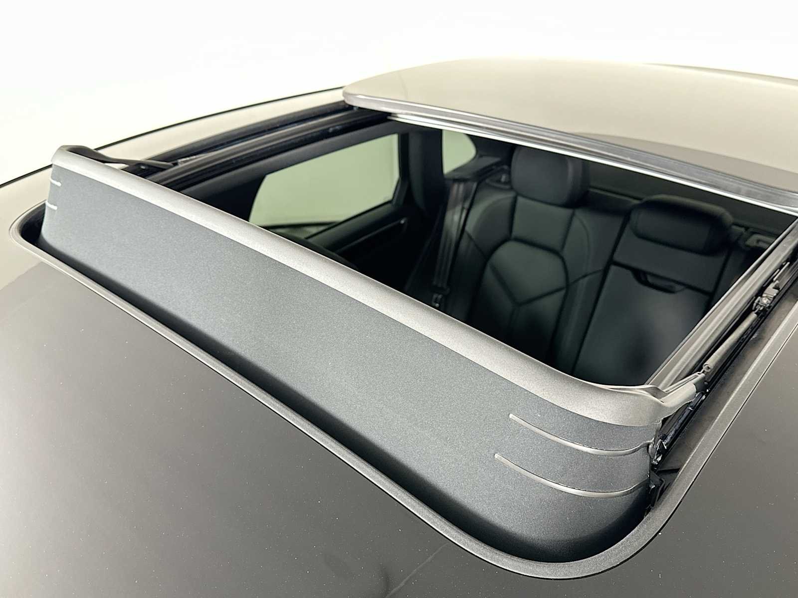 2025 Porsche Macan T - Photo 23