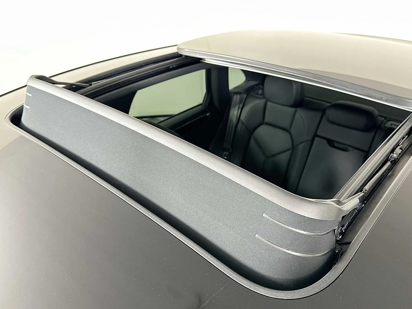 2025 Porsche Macan - Photo 23