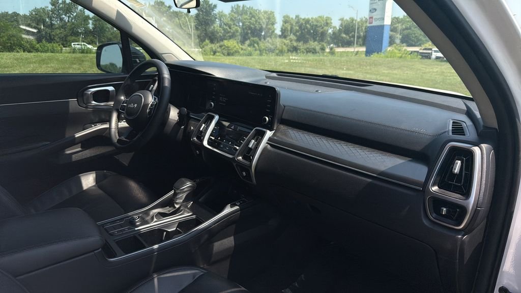 Used 2022 White Kia S image 39