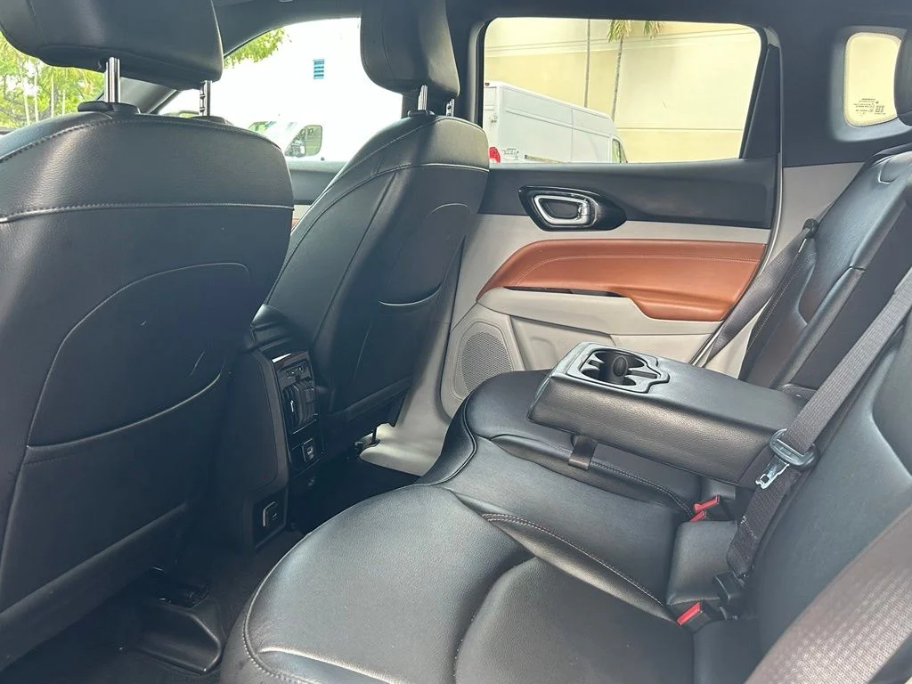 Used 2024 White/off-white Jeep Limited image 37