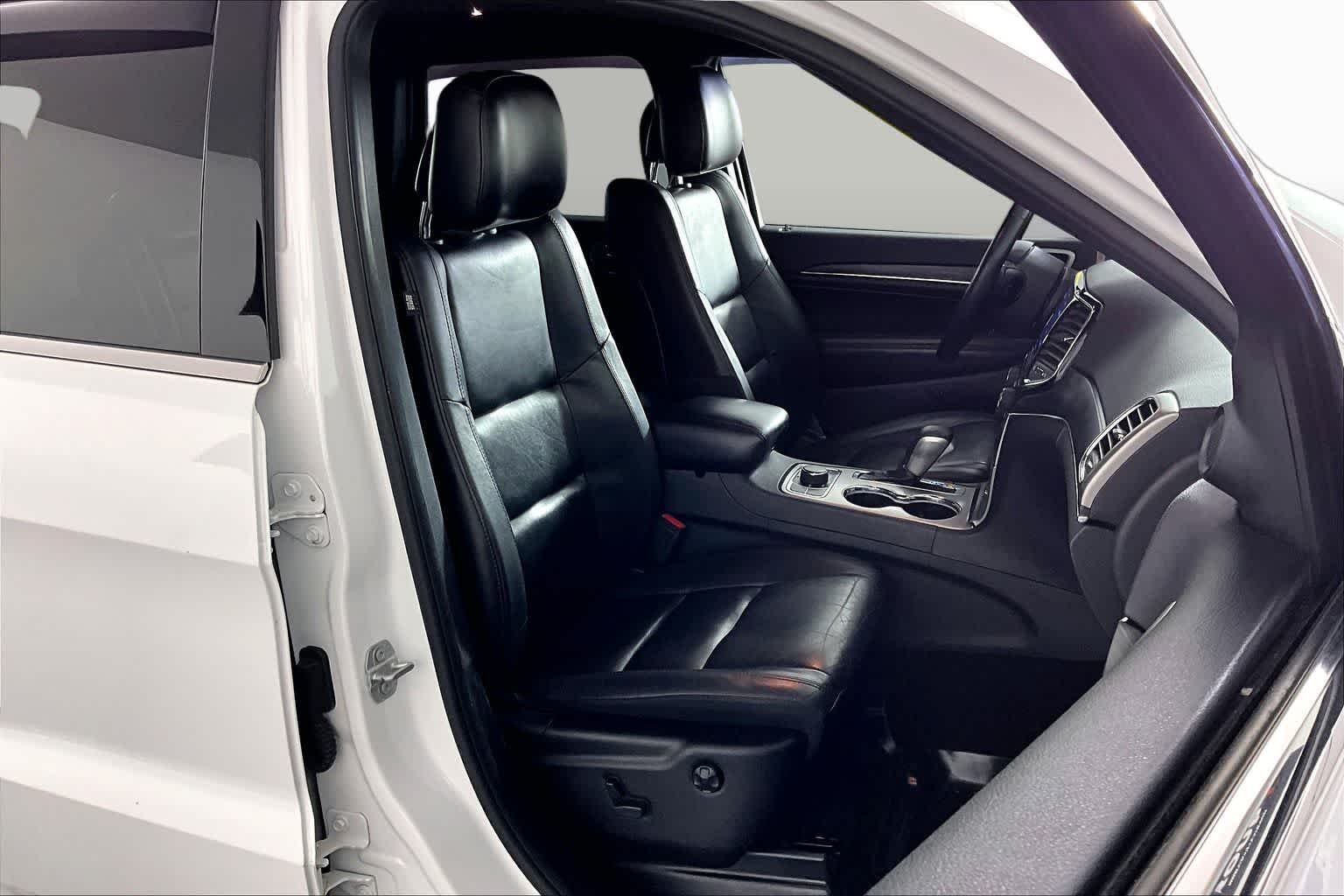Used 2019 Bright White Clearcoat Jeep Limited image 9