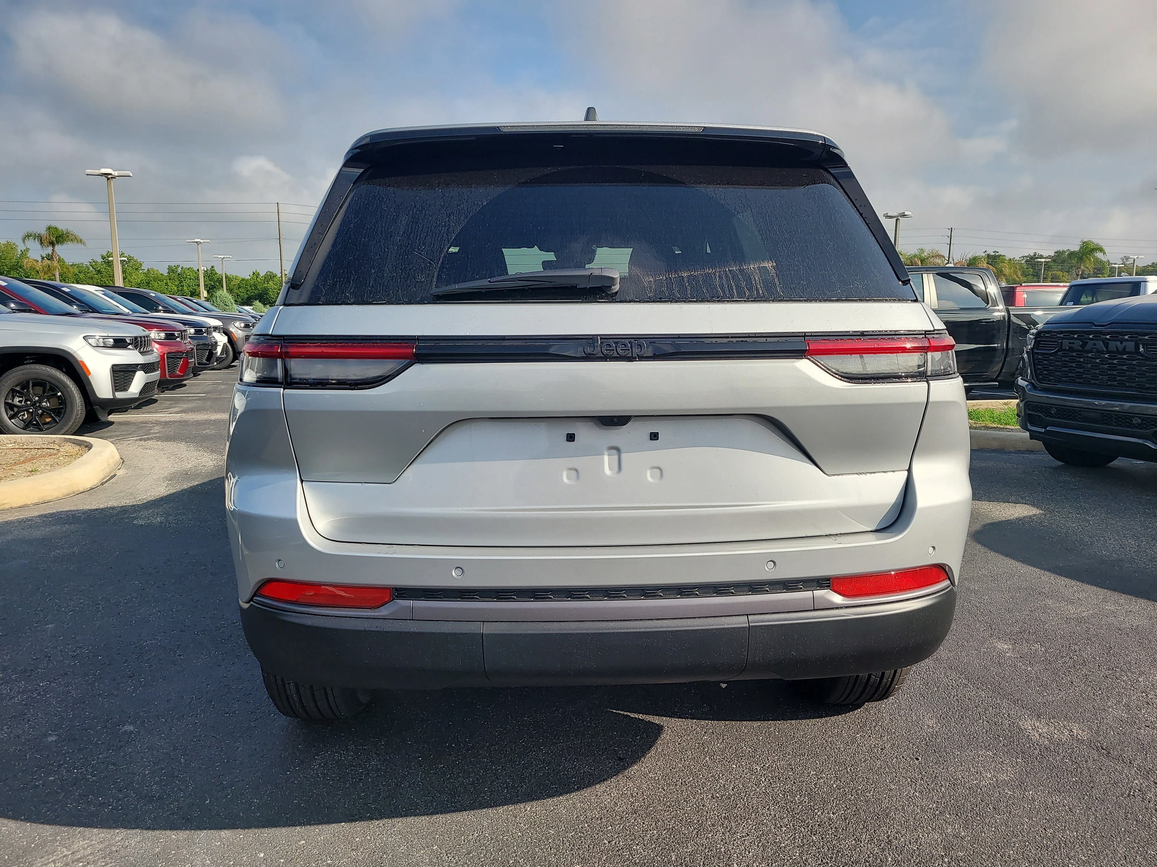 New 2026 Silver Zynith Jeep Laredo Altitude image 7