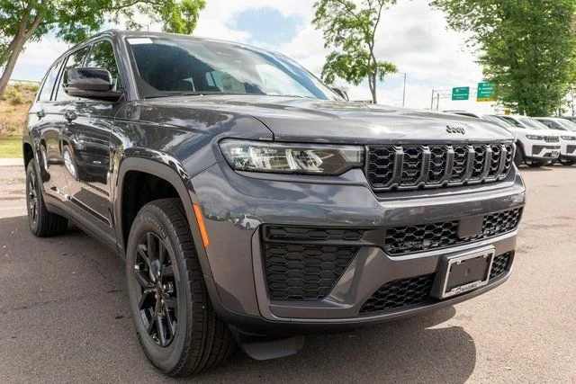 New 2026 Baltic Gray Metallic Clear-Coat Exterior Paint Jeep Altitude image 4