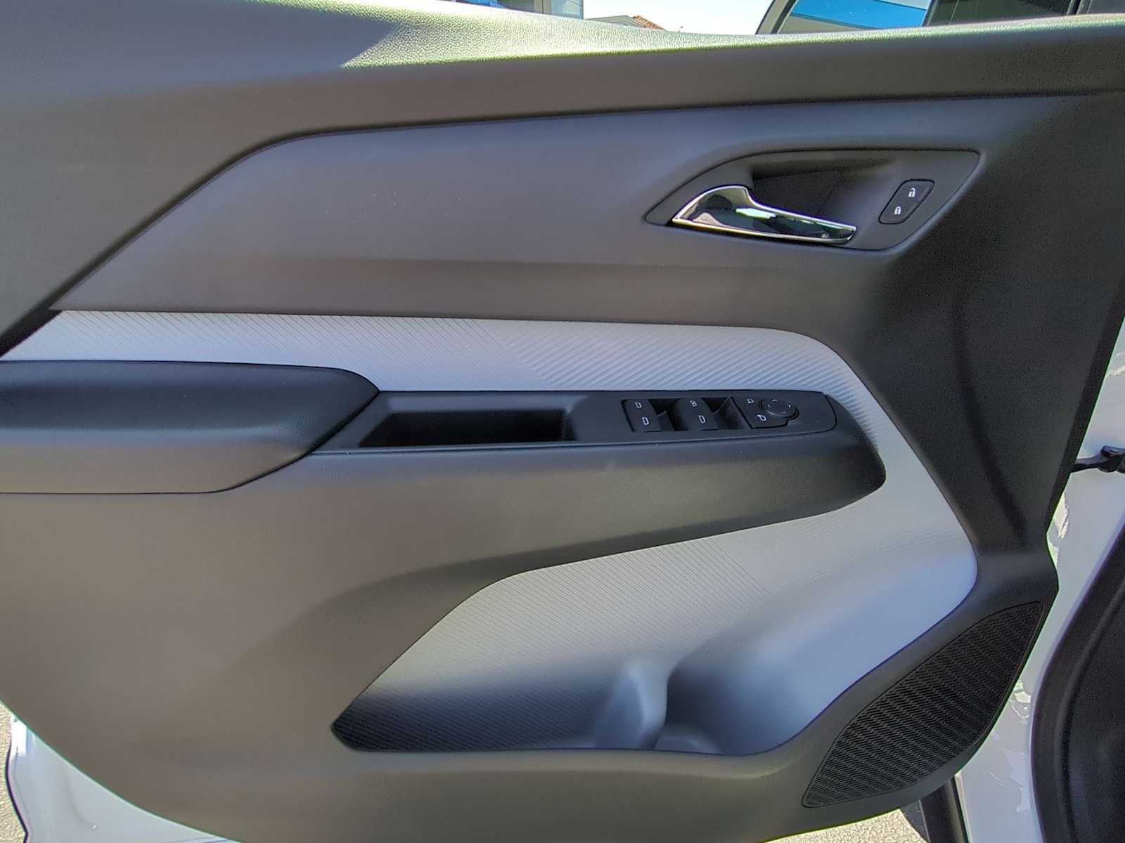 New 2027 Summit White Chevrolet LT image 10
