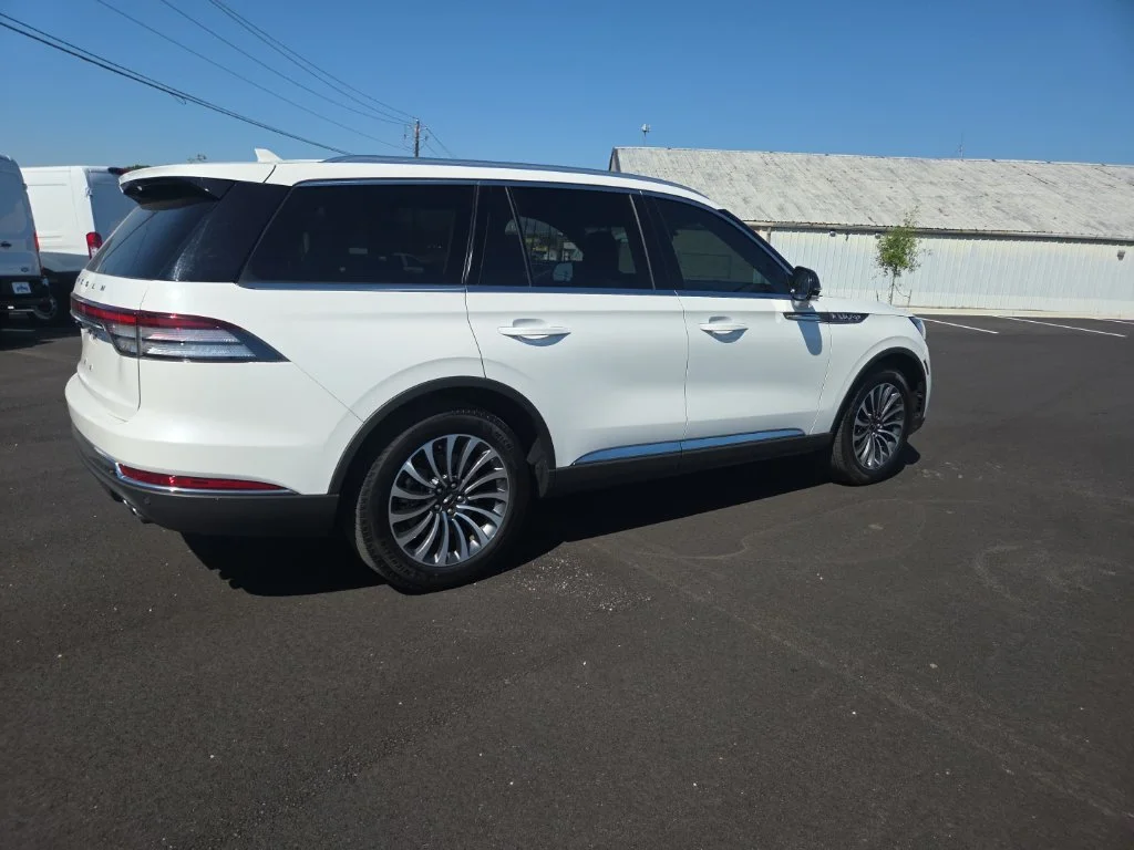 Used 2024 White Lincoln Premiere image 14