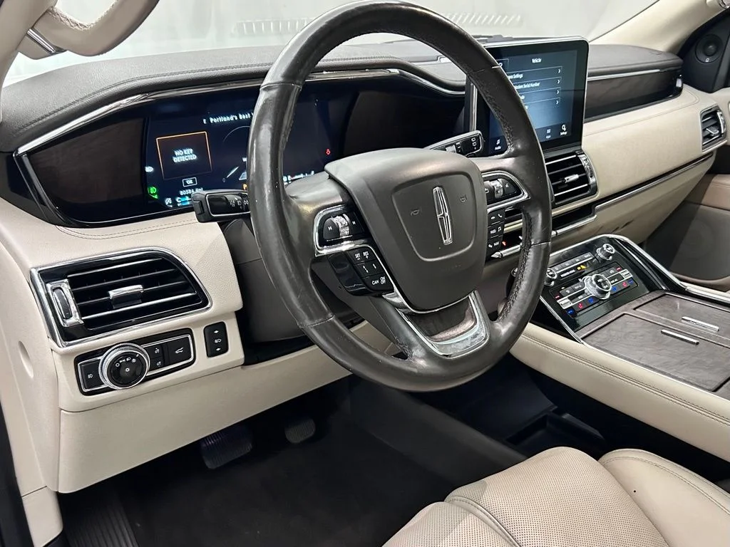 Used 2020 White Lincoln Reserve image 11