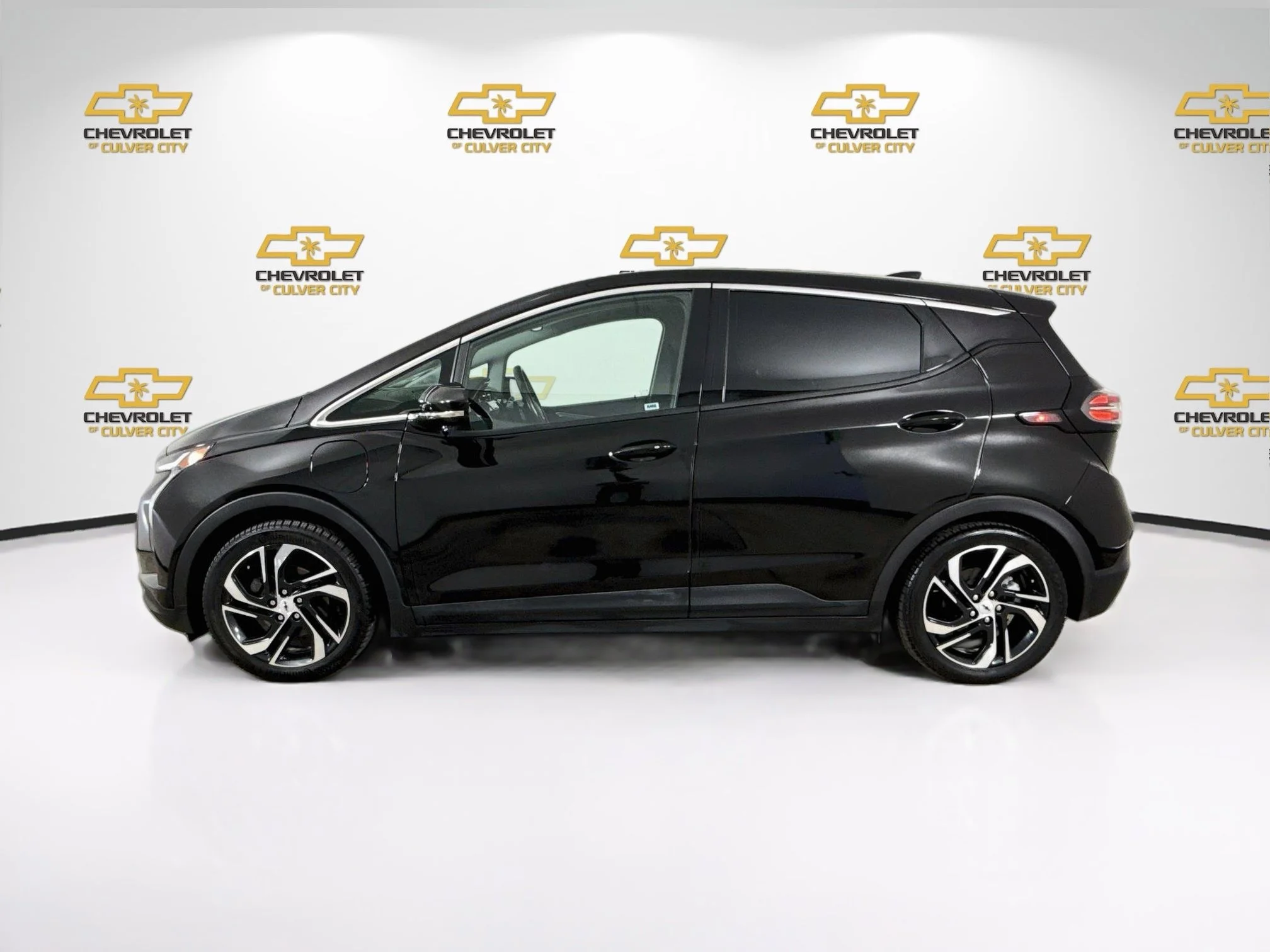 Used 2023 MOSAIC BLACK METALLIC Chevrolet 2LT image 5