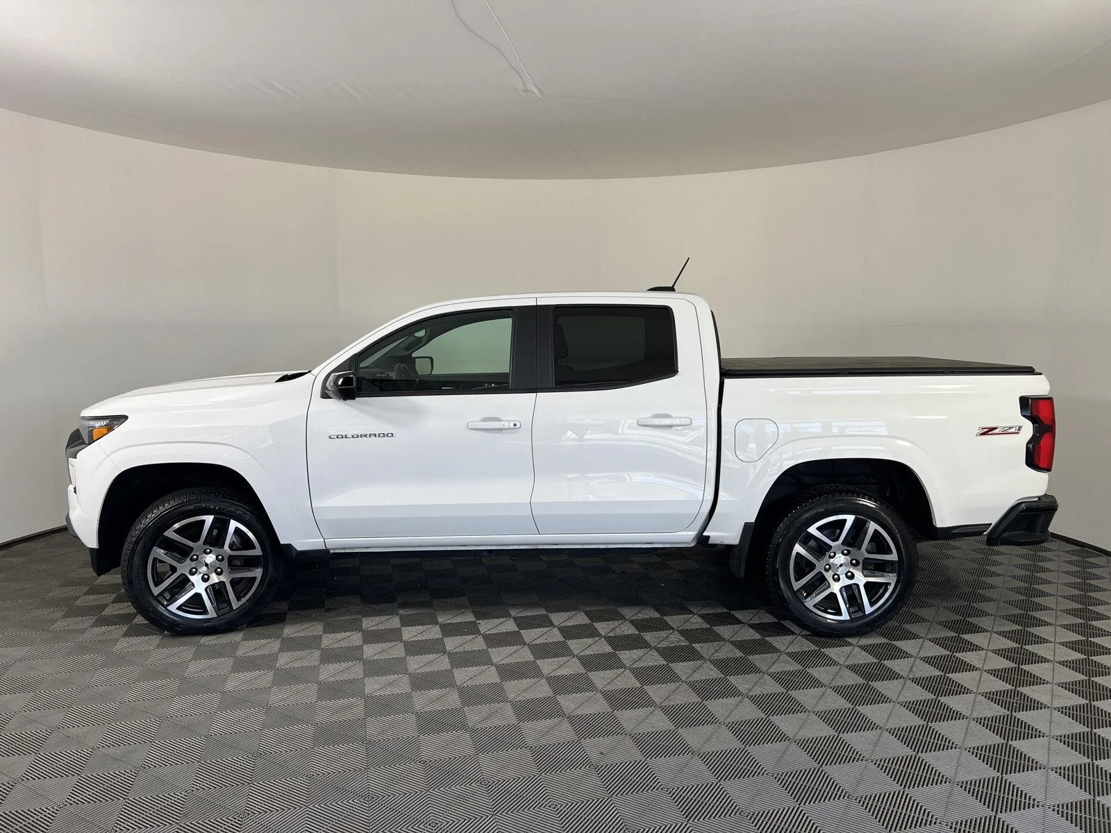 Used 2024 Summit White Chevrolet Z71 image 30