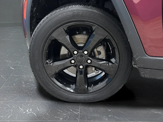 Used 2023 Velvet Jeep Altitude X image 33