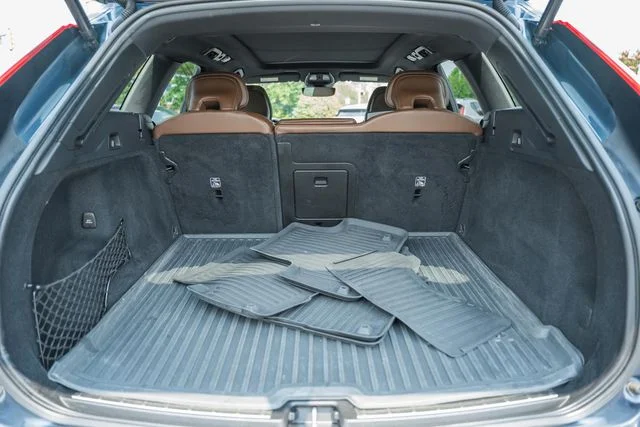Used 2022 Denim Blue Volvo Momentum image 10