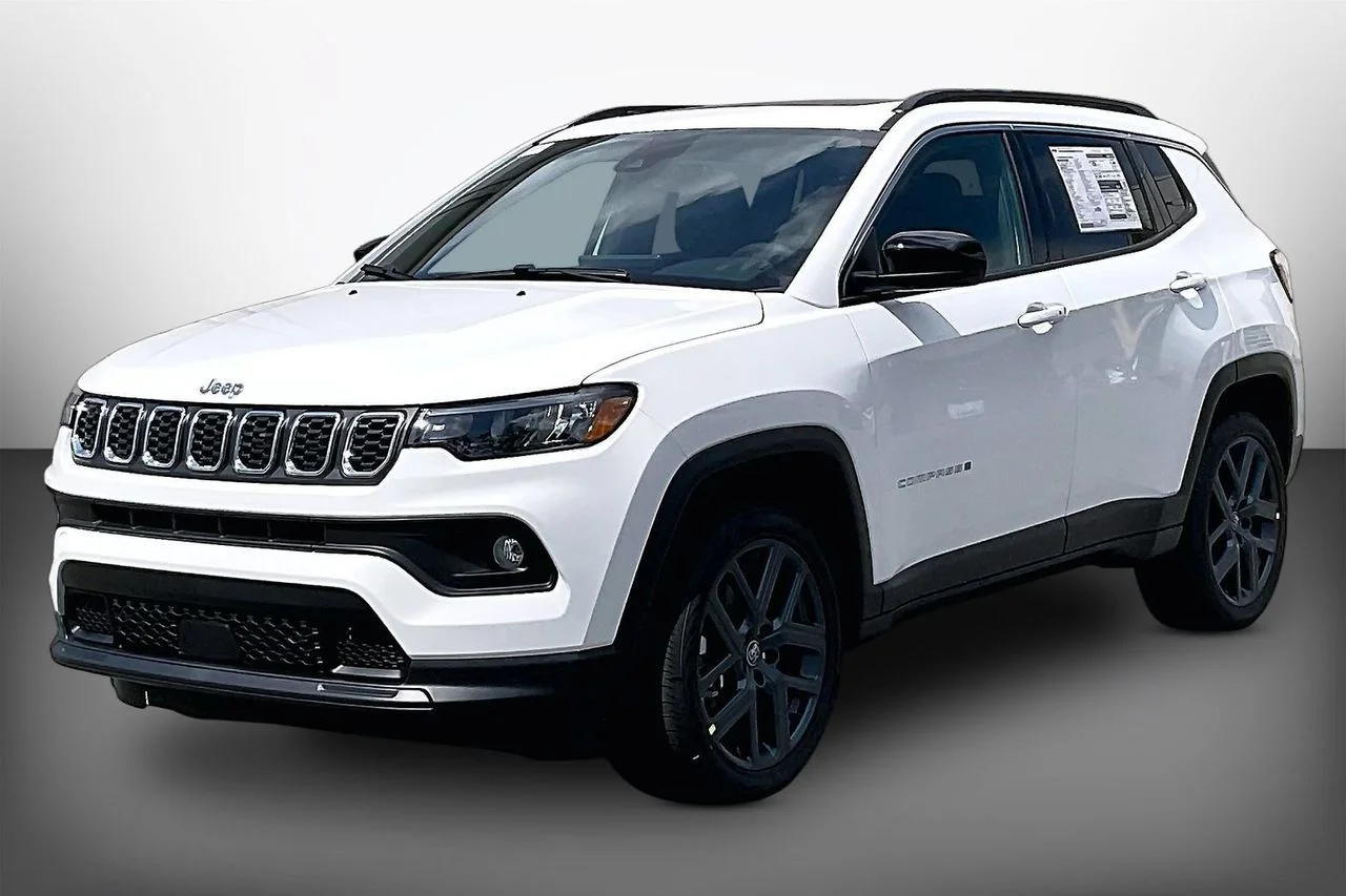 New 2026 Bright White Clearcoat Jeep Latitude image 4