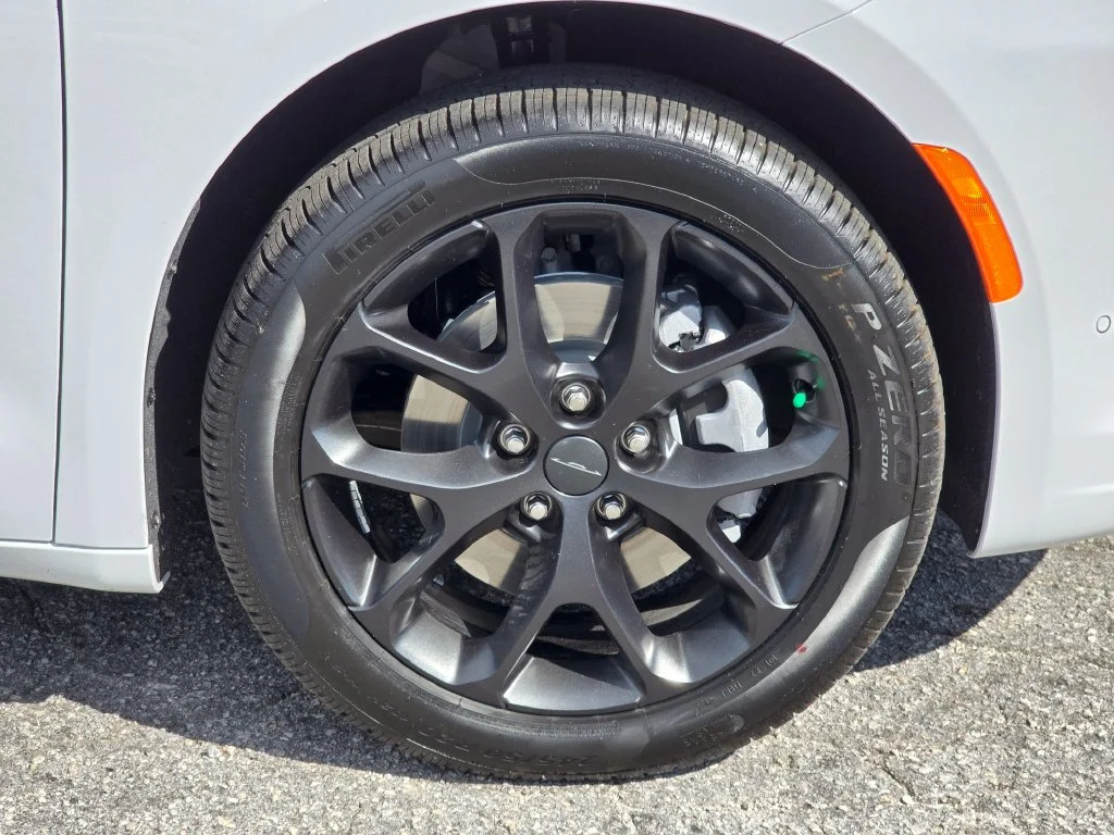 New 2027 White/off-white Chrysler Limited image 15