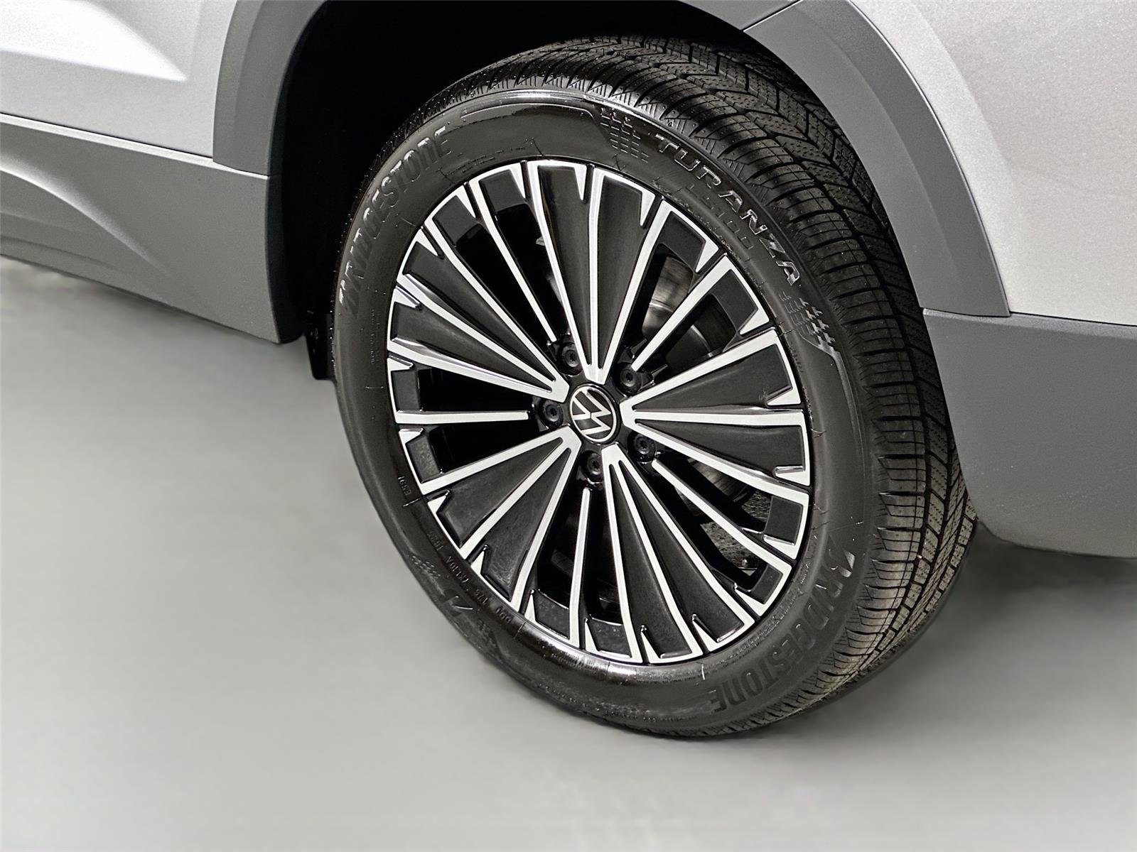 Used 2025 Pyrite Silver Metallic Volkswagen SE image 8