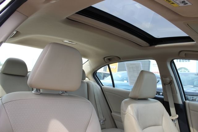 Used 2017 White Honda Touring image 33