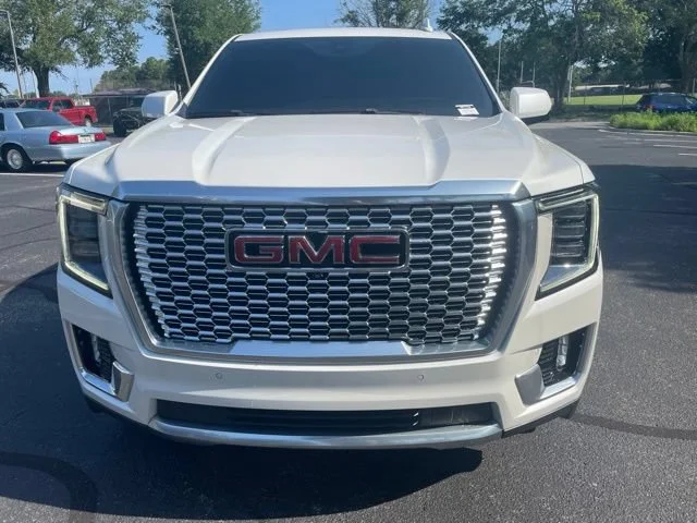 Used 2022 White Frost Tricoat GMC Denali image 2