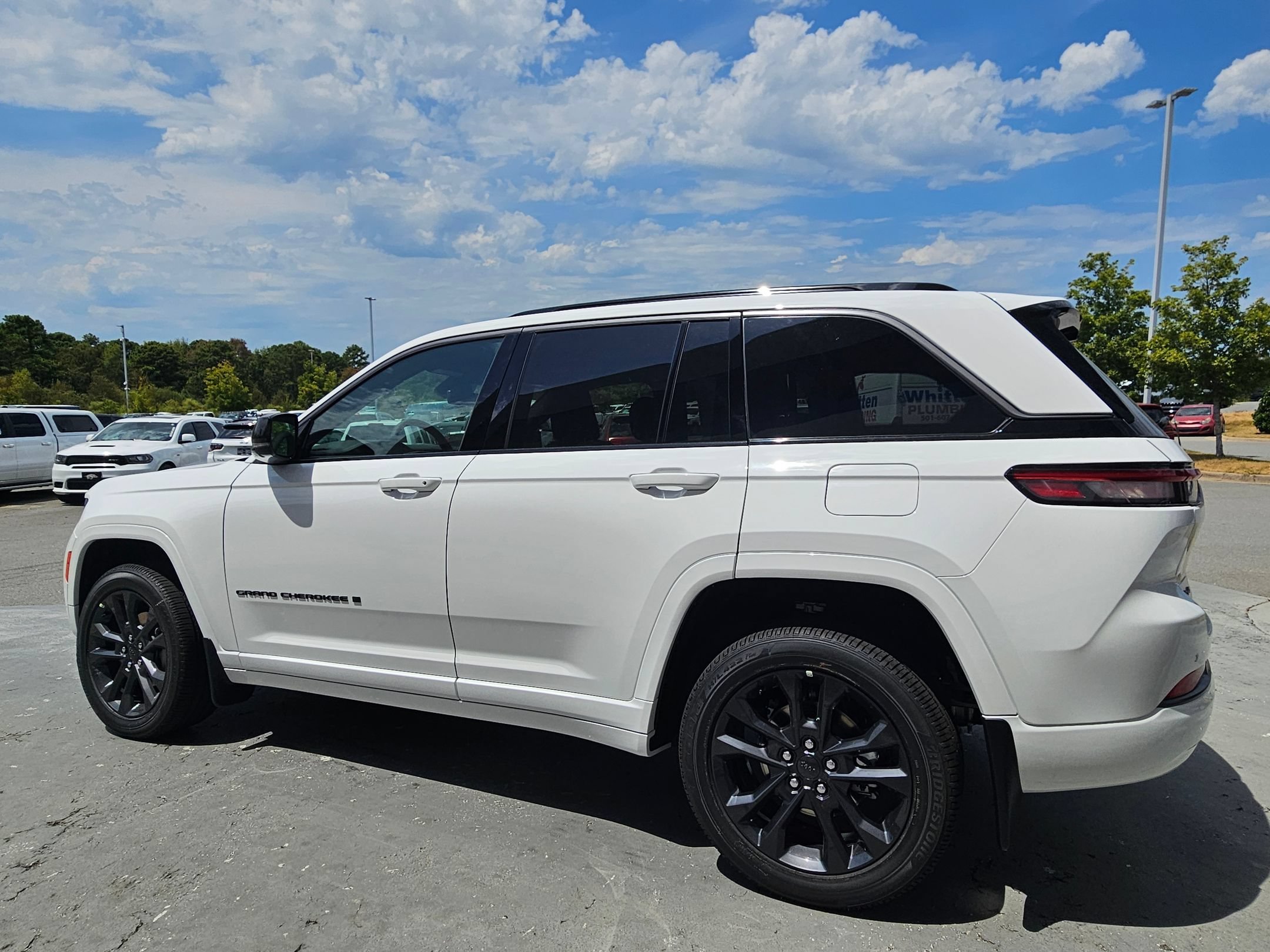 New 2026 Bright White Clear-Coat Exterior Paint Jeep Limited Reserve image 5