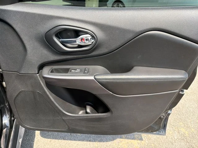 Used 2019 Black Jeep Latitude Plus image 23