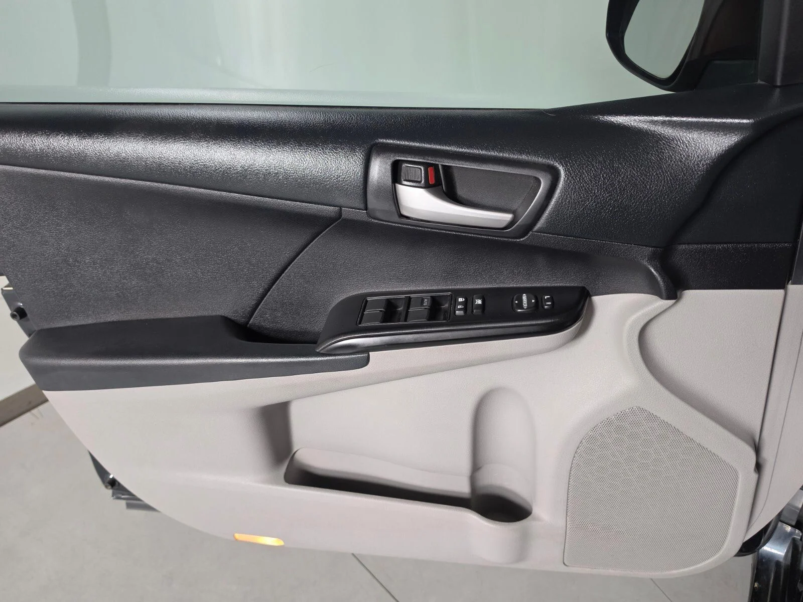Used 2012 Gray Toyota LE image 33