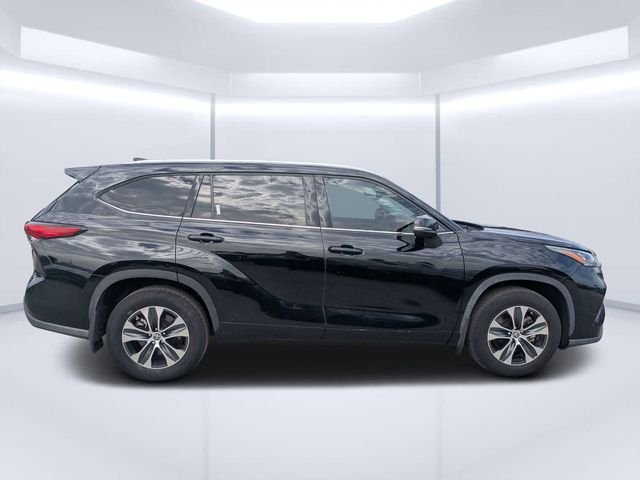 Used 2020 Black Toyota XLE image 2