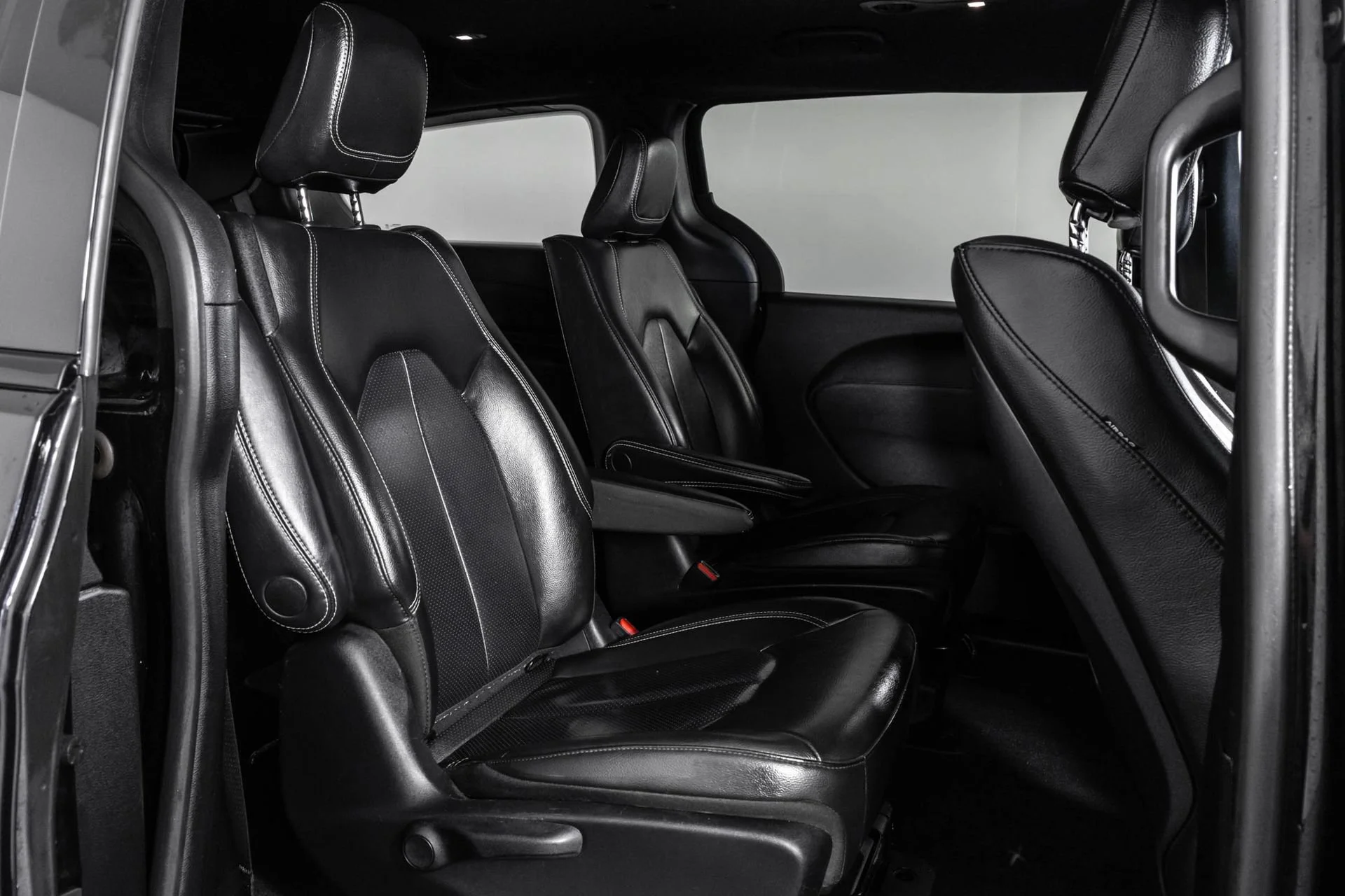 Used 2022 Black Chrysler Touring L image 45