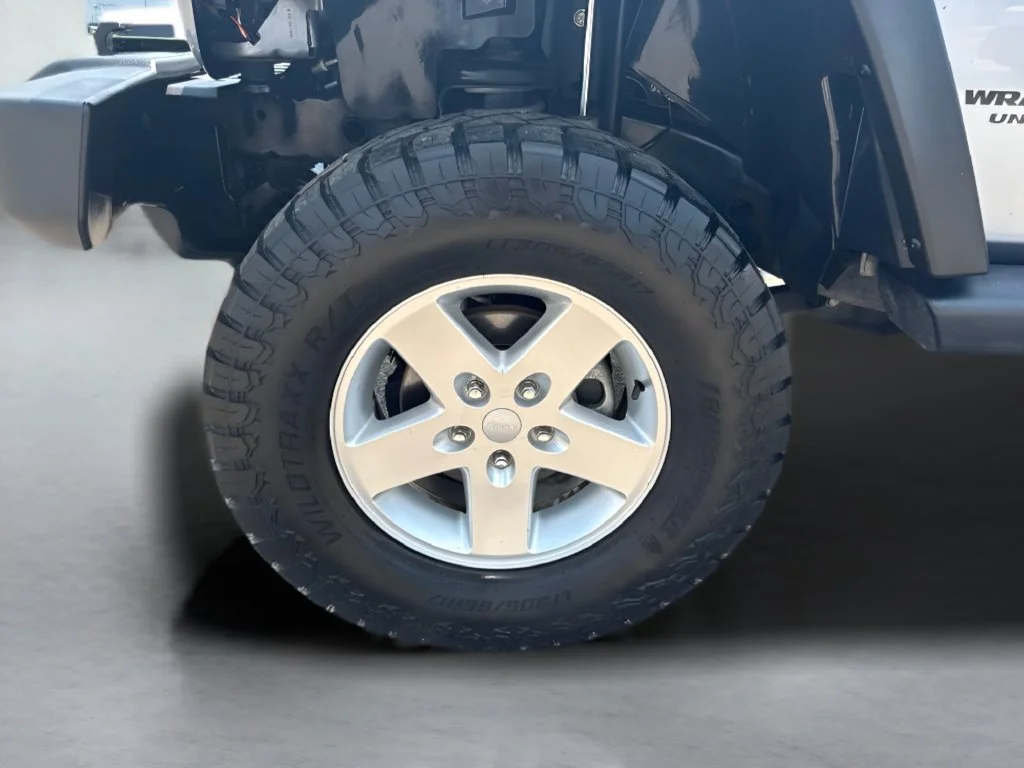 Used 2017  Jeep Sport image 30