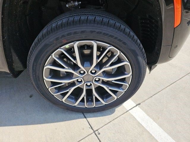 New 2026 Diamond Black Crystal Pearlcoat Jeep Summit image 8