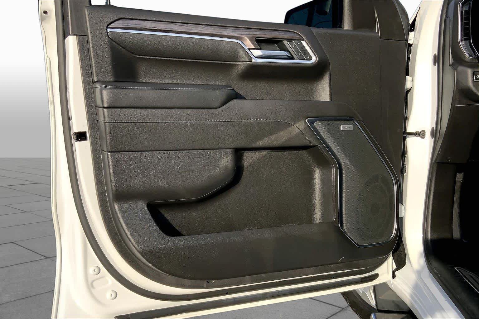 Used 2022 Summit White Chevrolet LTZ image 18