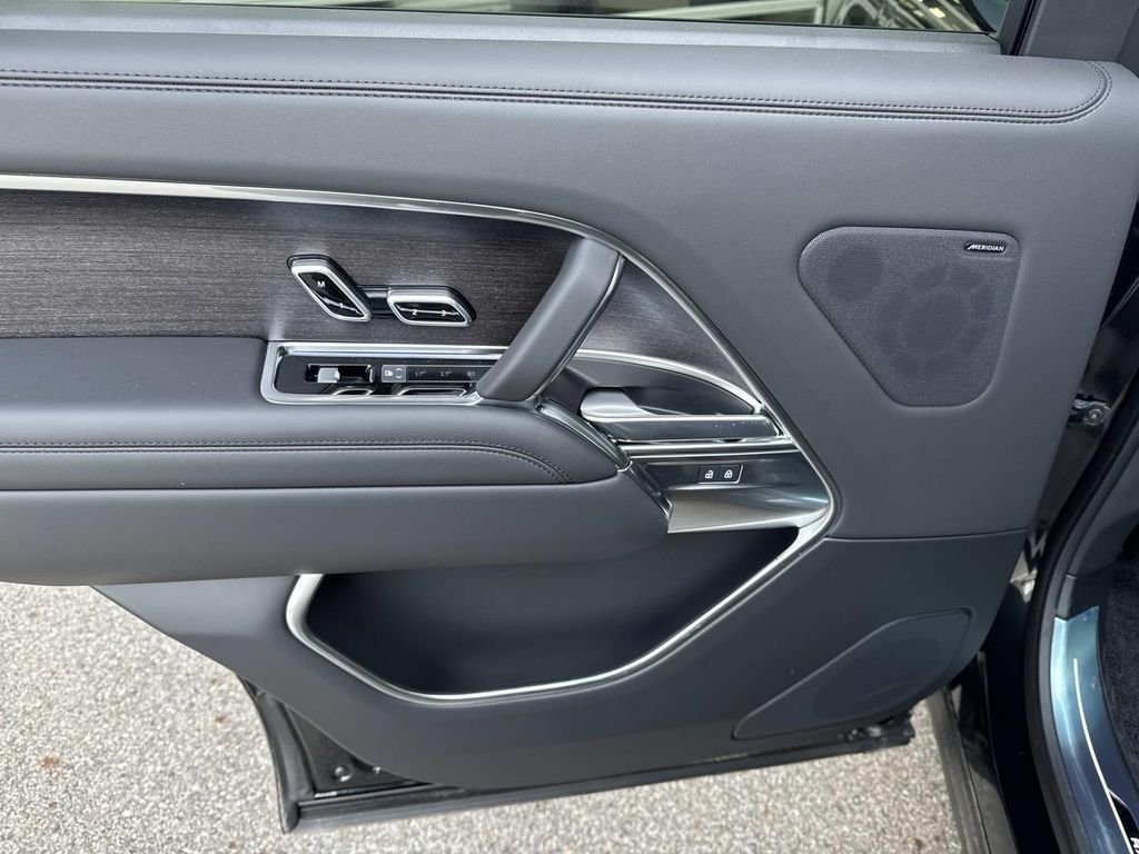 New 2026 Santorini Black Land Rover SE image 13