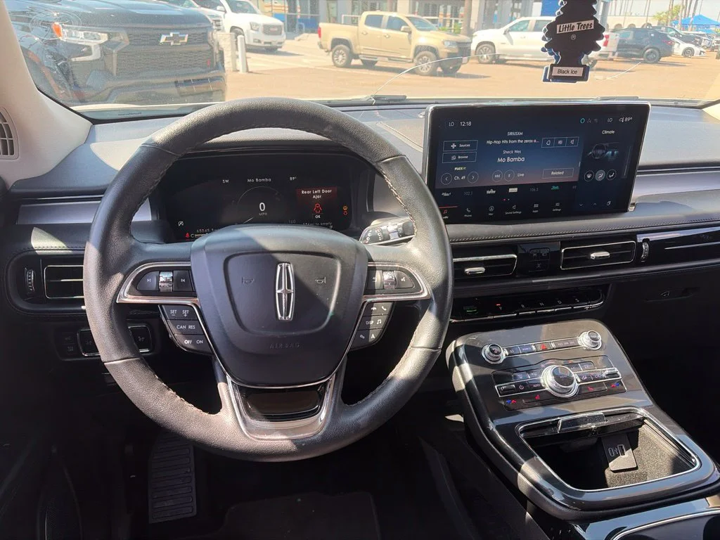 Used 2023 White Lincoln Standard image 8