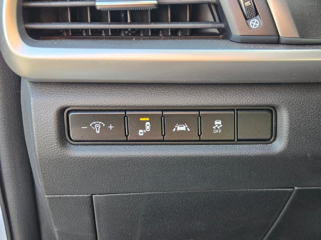 Used 2020 White Kia S image 24
