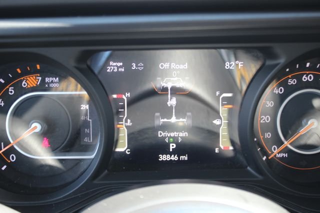 Used 2025 White Jeep Sahara image 16