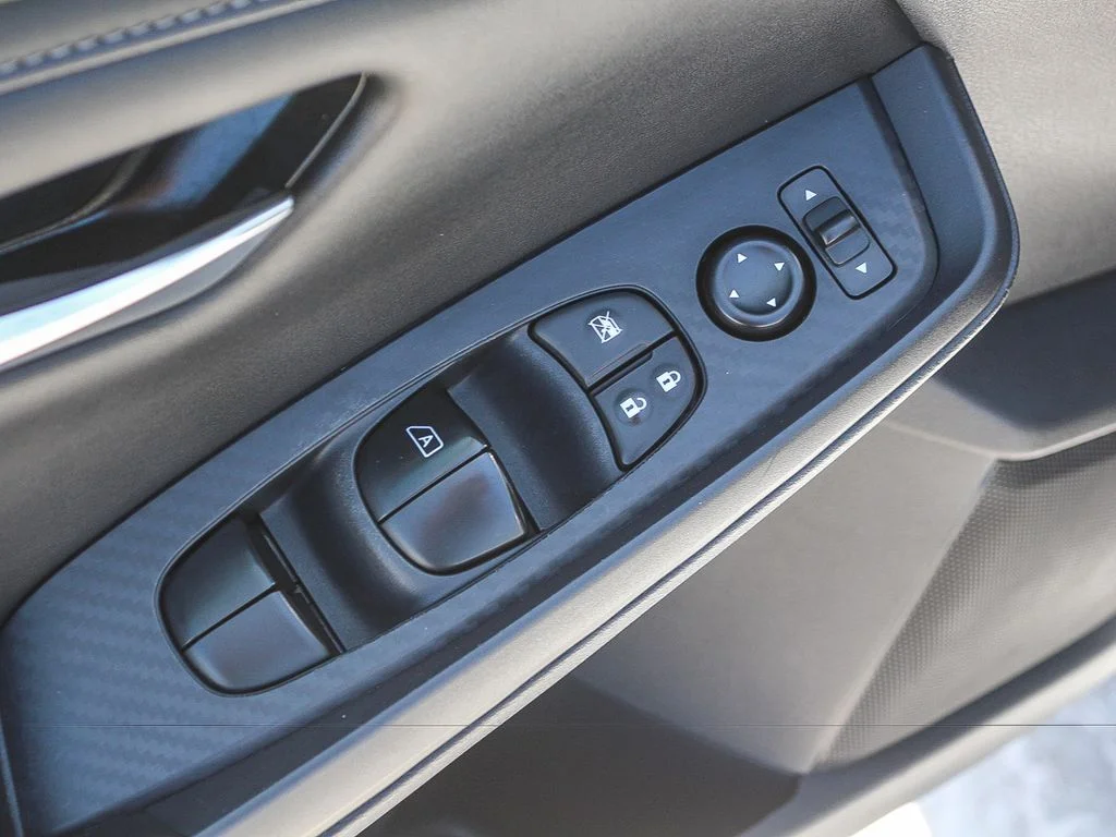 Used 2025 Aspen White Nissan SV image 21
