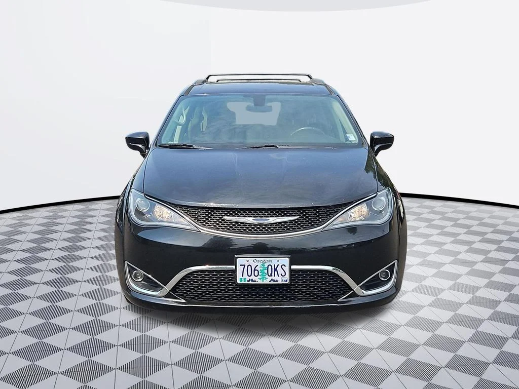 Used 2017 Brilliant Black Crystal Pearlcoat Chrysler Touring L image 9