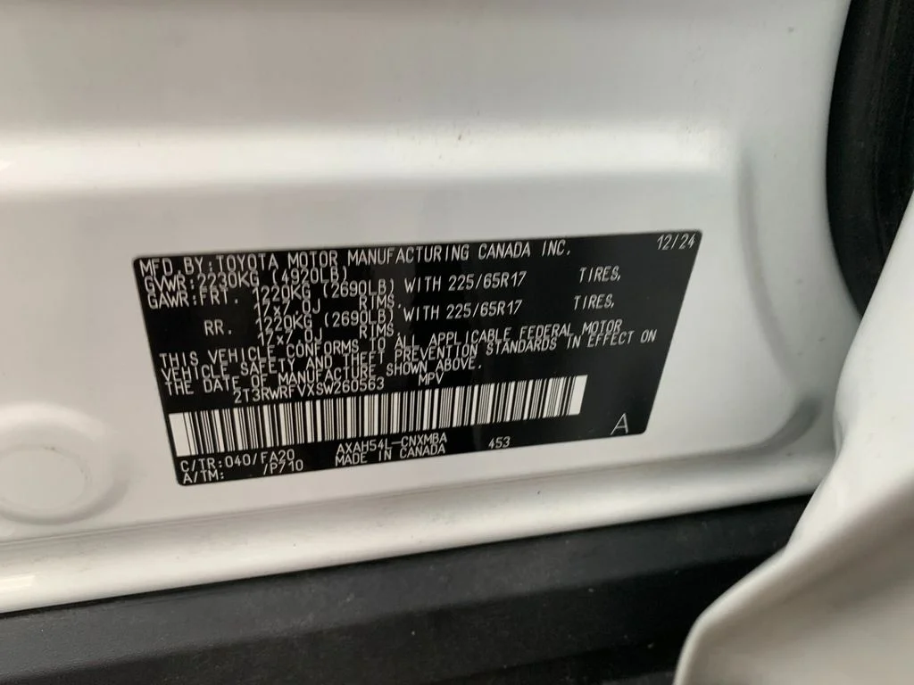 Used 2025 White Toyota XLE image 33